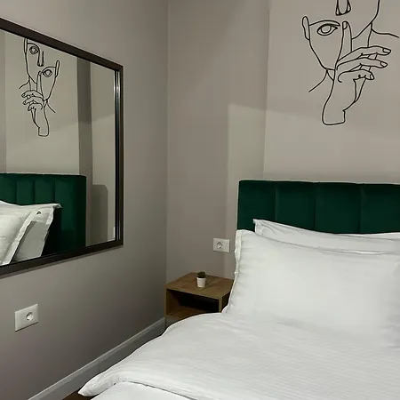 The Newspapers דירה