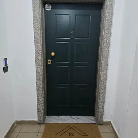 דירה The Newspapers