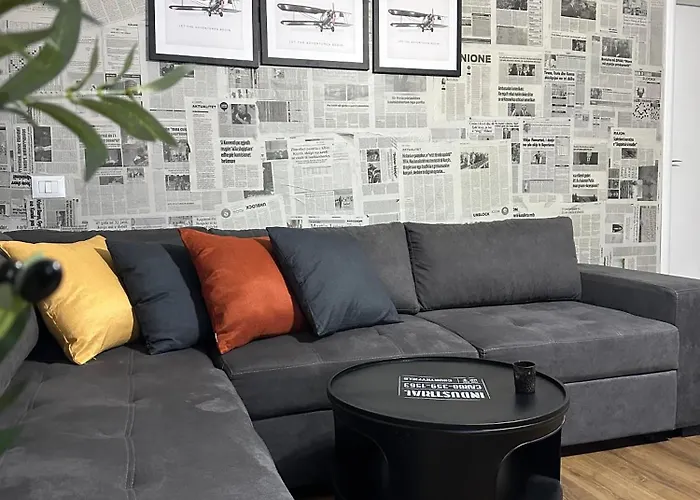 The Newspapers דירה *