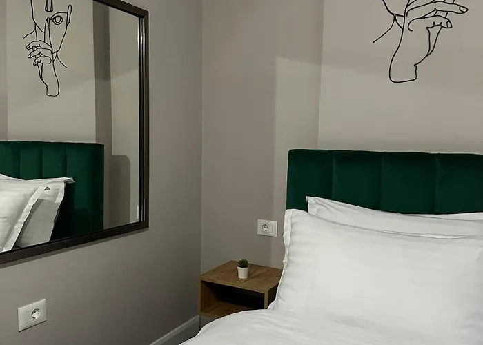 The Newspapers דירה